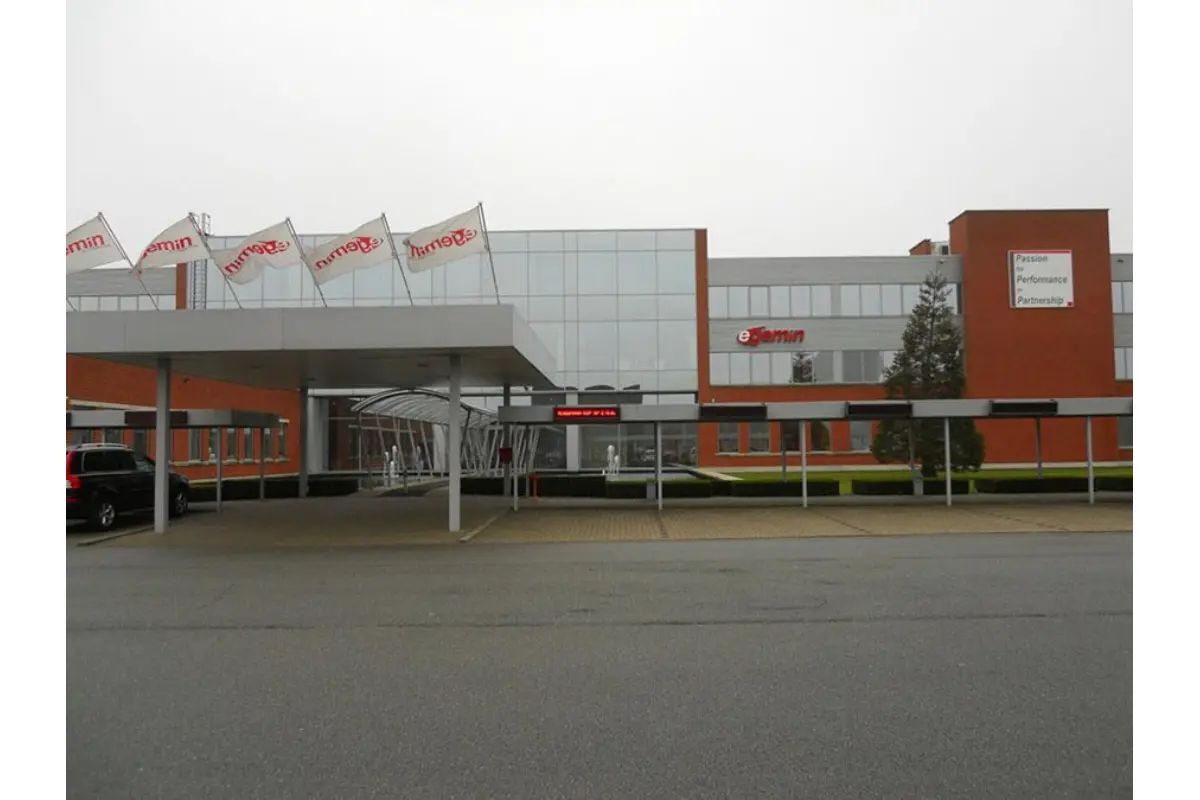 Handelszaak te  huur in Zwijndrecht 2070 35441.67€  slaapkamers m² - Zoekertje 607