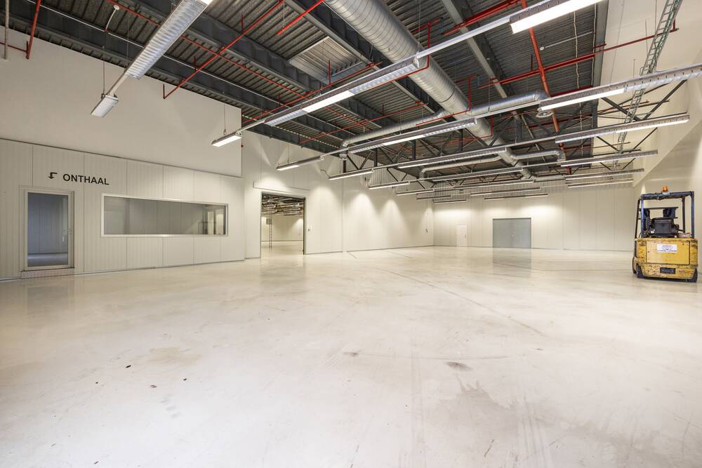Handelszaak te  huur in Geel 2440 5850.00€  slaapkamers 1300.00m² - Zoekertje 27271