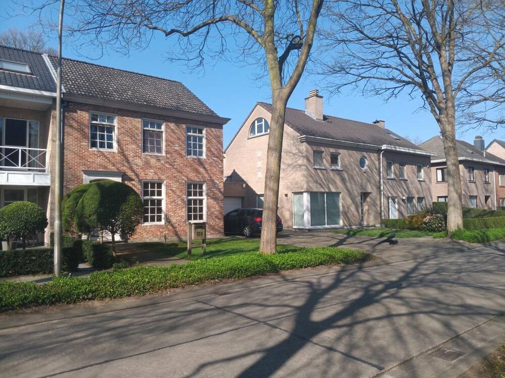 Huis te  huur in Brasschaat 2930 2000.00€ 3 slaapkamers 236.00m² - Zoekertje 422706