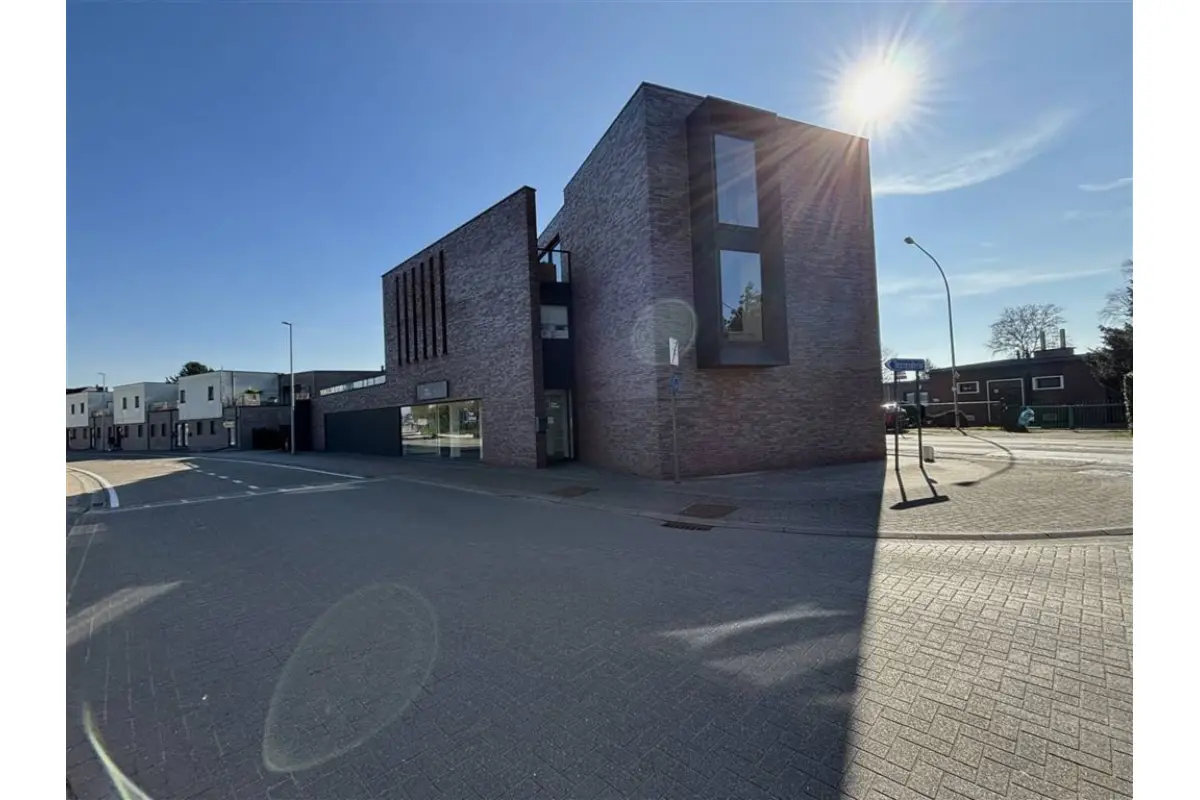 Handelszaak te  huur in Veerle 2431 1700.00€  slaapkamers 183.00m² - Zoekertje 430808