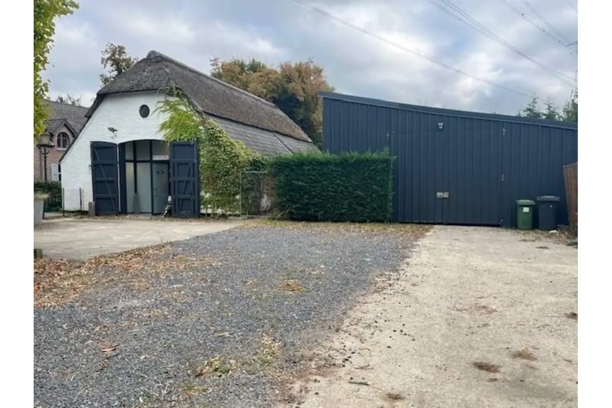 Handelszaak te  huur in Zandhoven 2240 1975.00€  slaapkamers m² - Zoekertje 602381