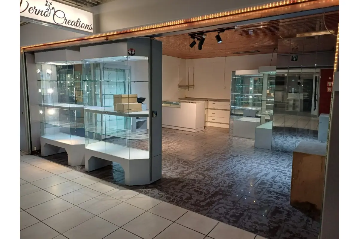 Handelszaak te  huur in Wilrijk 2610 350.00€  slaapkamers m² - Zoekertje 643079