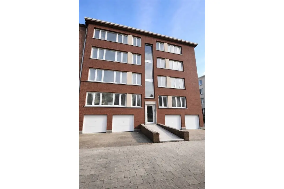 Handelszaak te  koop in Berchem 2600 2695000.00€ 2 slaapkamers 80.00m² - Zoekertje 716151