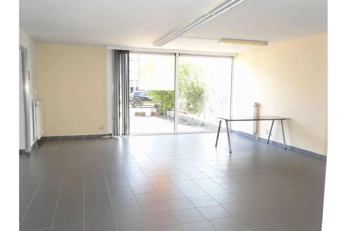 Handelszaak te  koop in Deurne 2100 139000.00€  slaapkamers 90.00m² - Zoekertje 715732