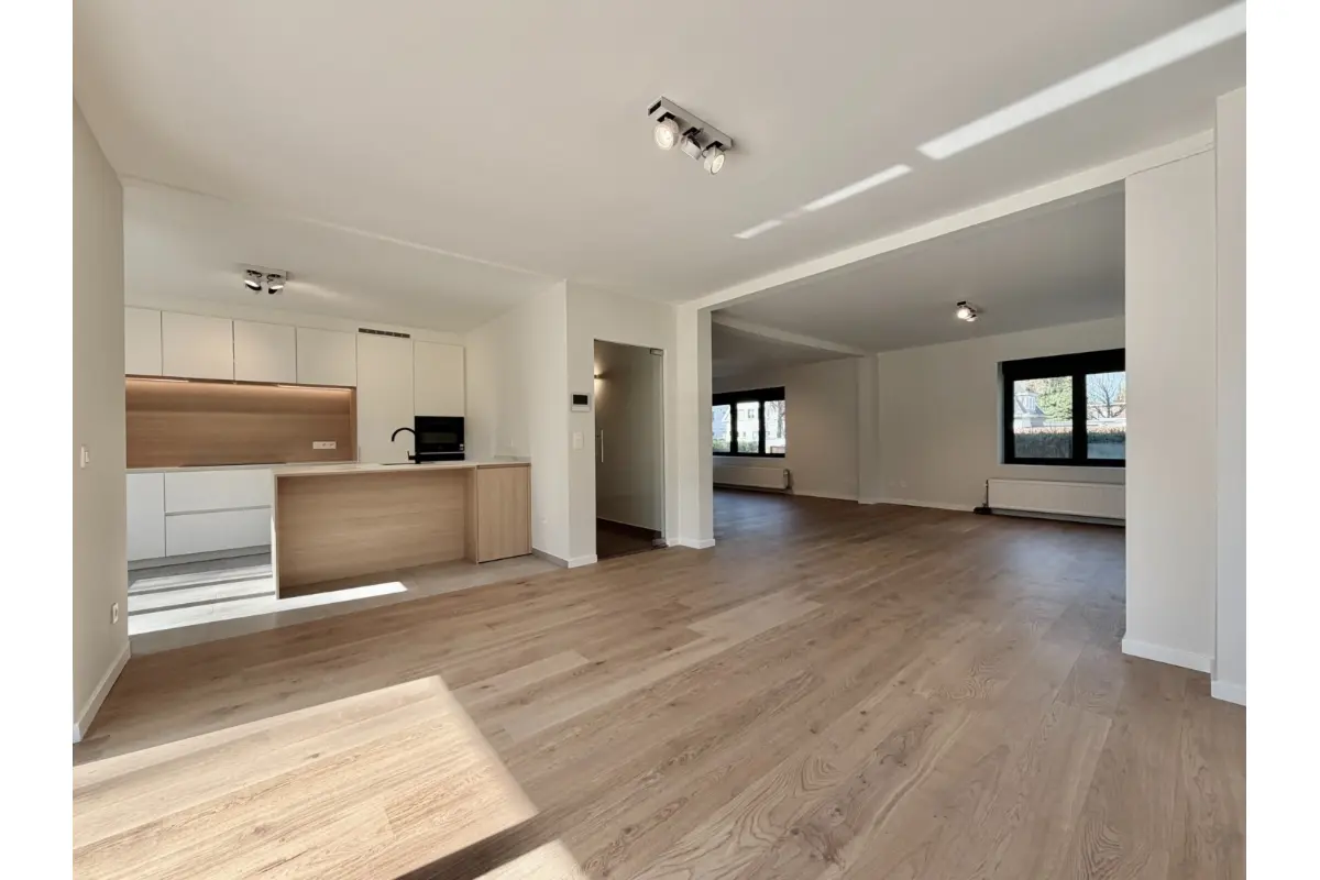 Huis te  huur in Brasschaat 2930 3450.00€ 4 slaapkamers m² - Zoekertje 717982