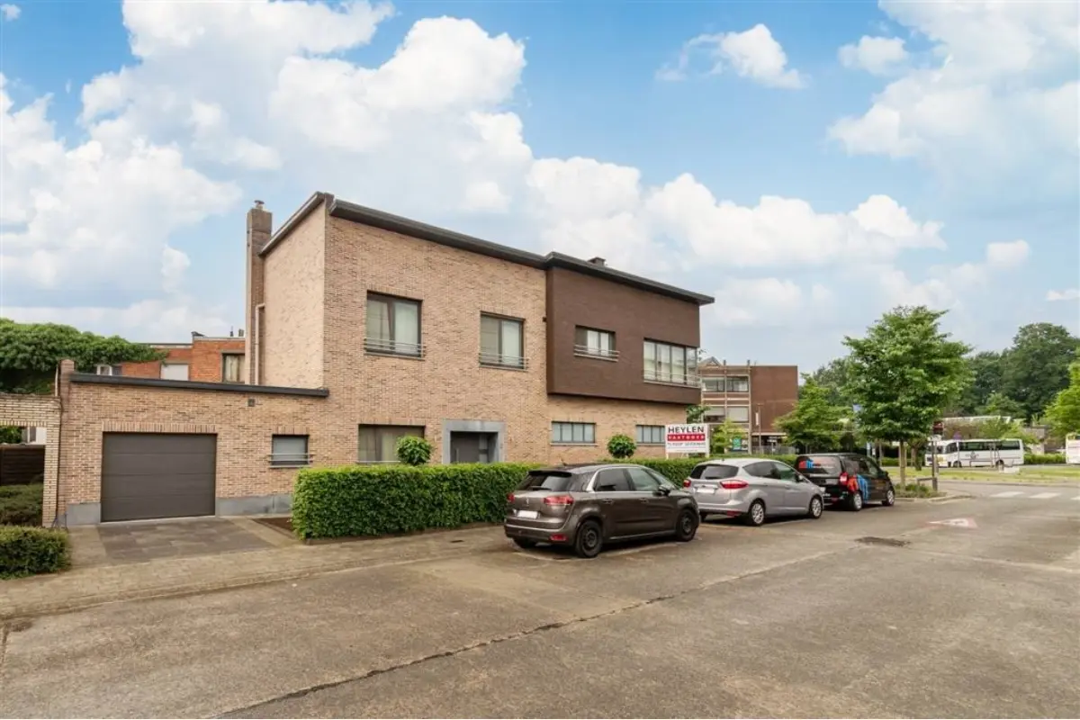 Huis te  koop in Deurne 2100 625000.00€ 3 slaapkamers 243.00m² - Zoekertje 729723