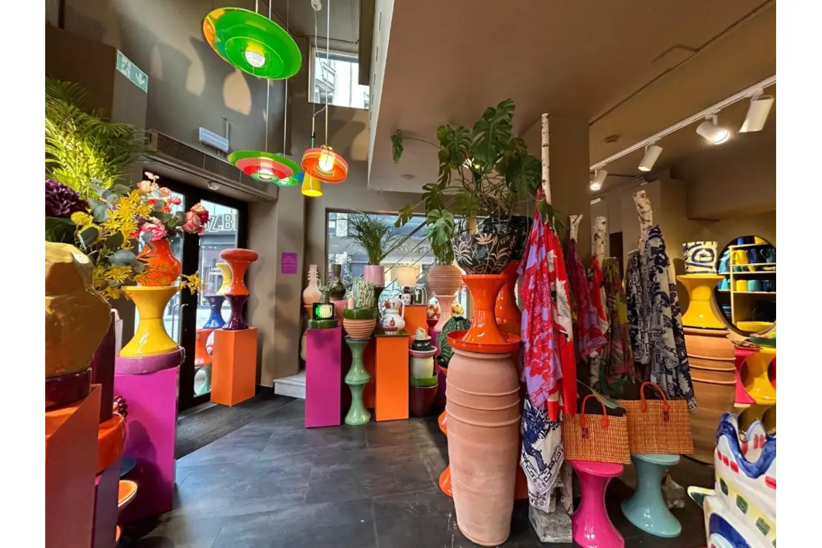 Handelszaak te  huur in Antwerpen 2000 2000.00€  slaapkamers m² - Zoekertje 731810