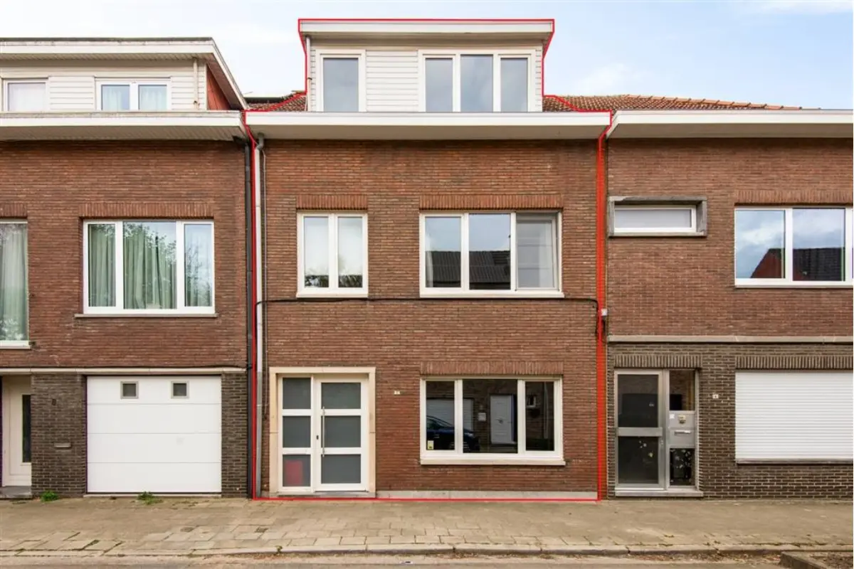 Huis te  koop in Mortsel 2640 498000.00€ 6 slaapkamers m² - Zoekertje 743355