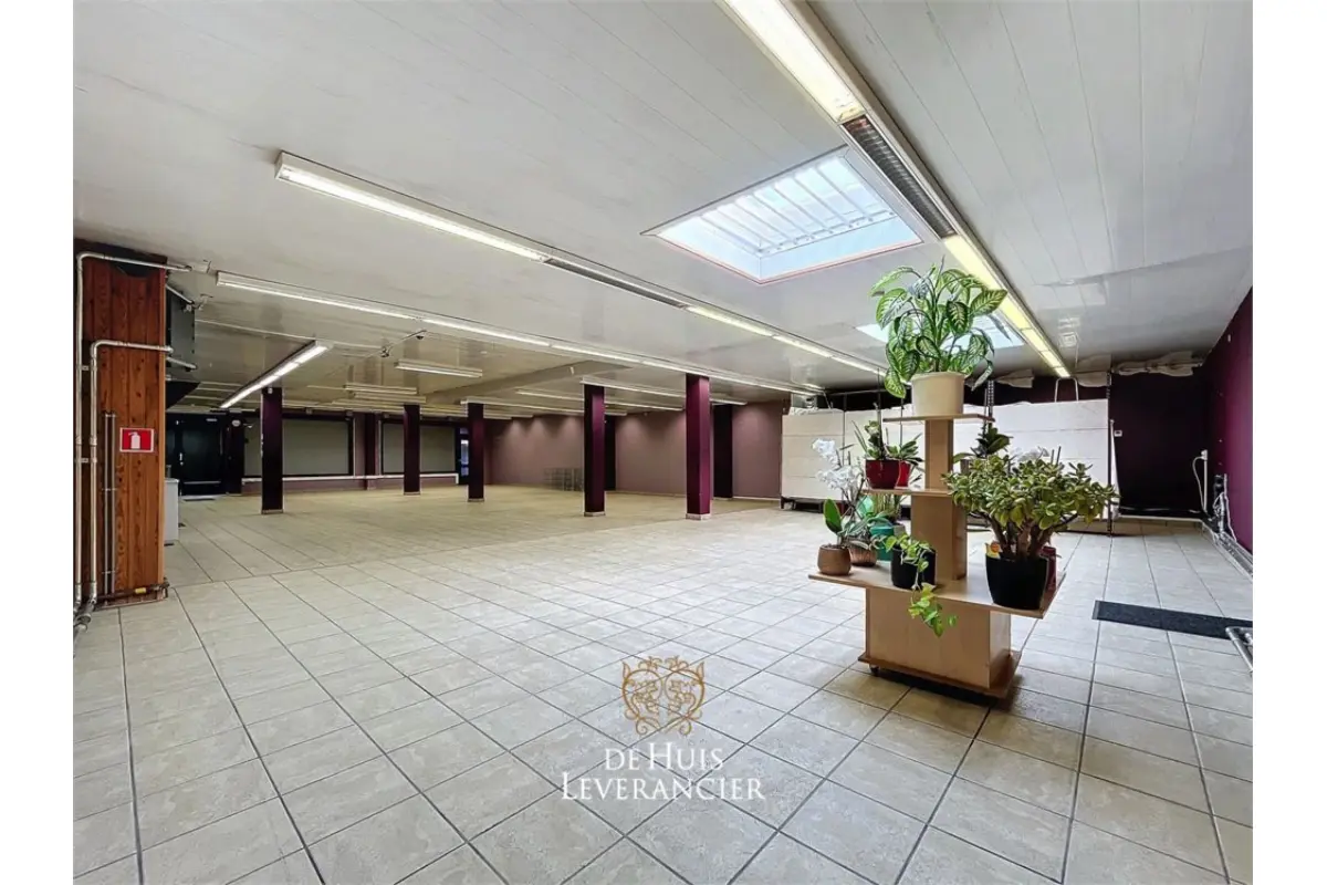 Handelszaak te  huur in Kontich 2550 2850.00€  slaapkamers m² - Zoekertje 772513